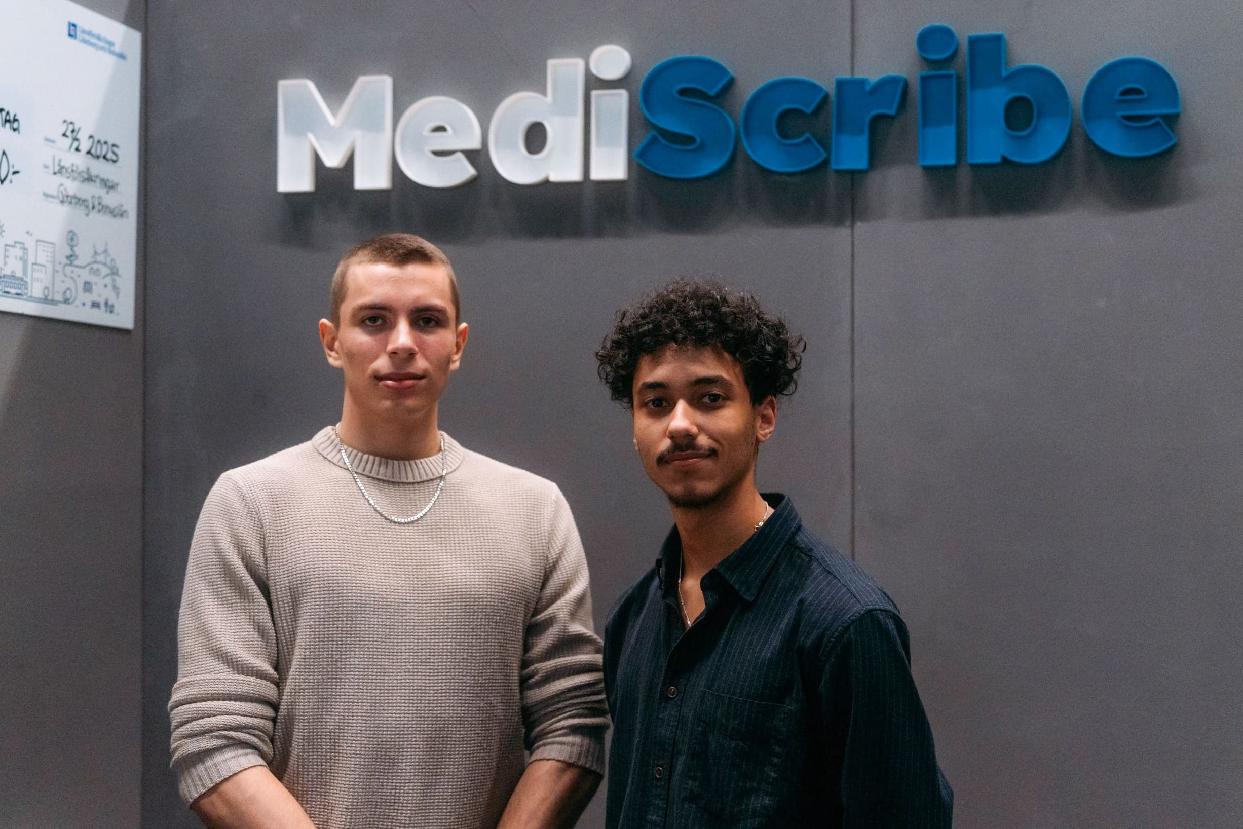 De två killarna bakom MediScribe UF, Simon och Kenny, står bredvid varandra.